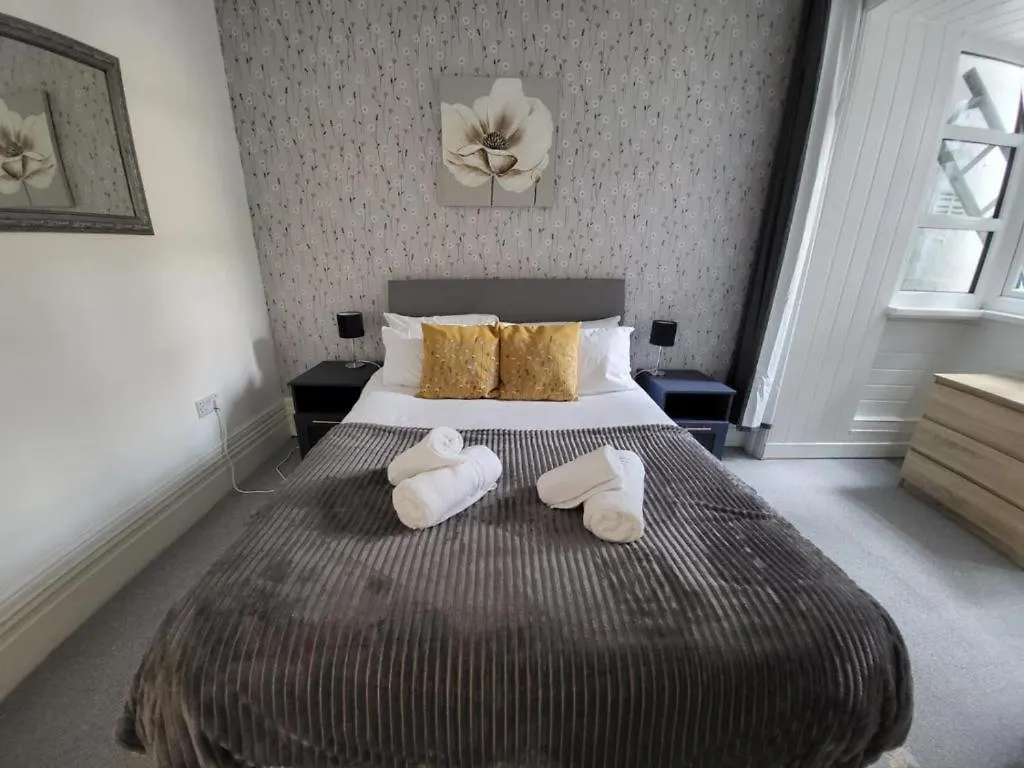 2 Bed Flat Sleeps 4 Swansea Centre Apartment 0*,